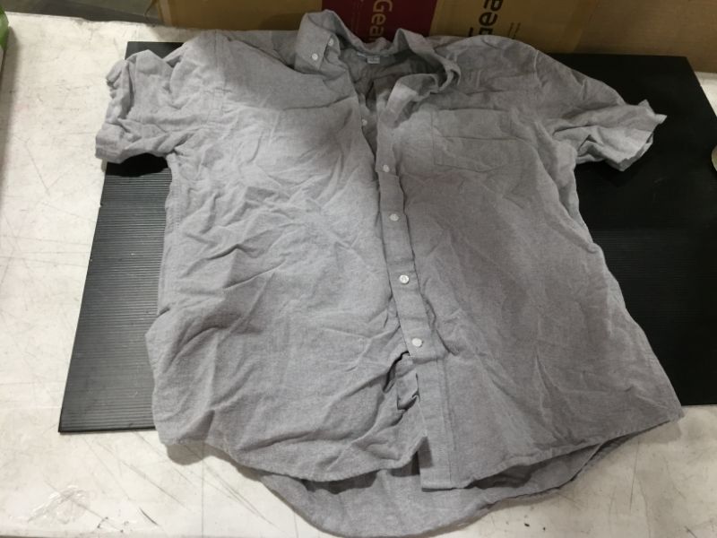 Photo 2 of Amazon Essentials Men's Regular-Fit Short-Sleeve Pocket Oxford Shirt size XL
