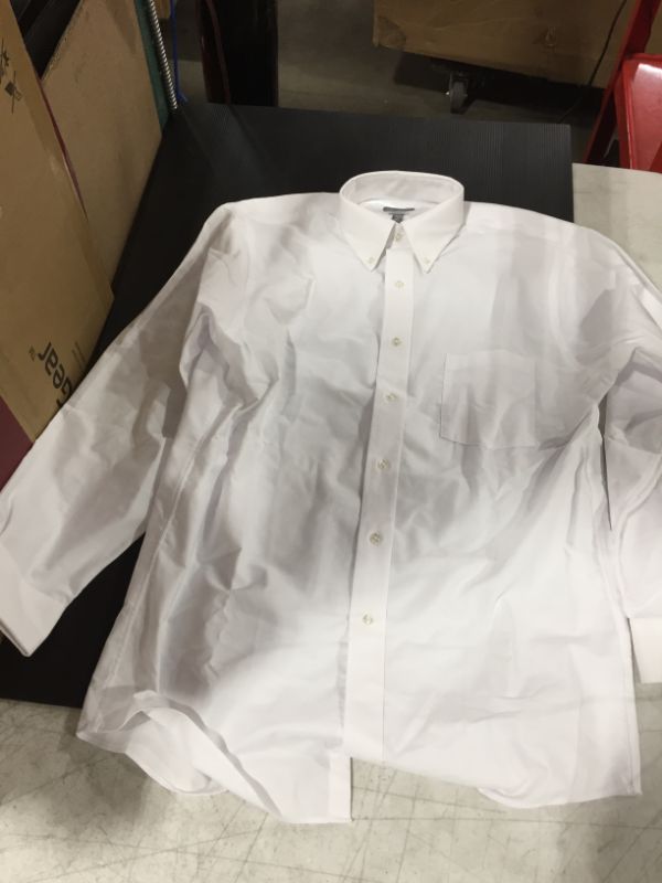 Photo 2 of Van Heusen Men's Dress Shirt Regular Fit Poplin Solid
MEDIUM
15 1/2 - 16 
33/34