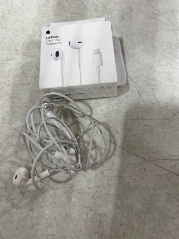 Photo 2 of Apple EarPods with Lightning Connector - White
