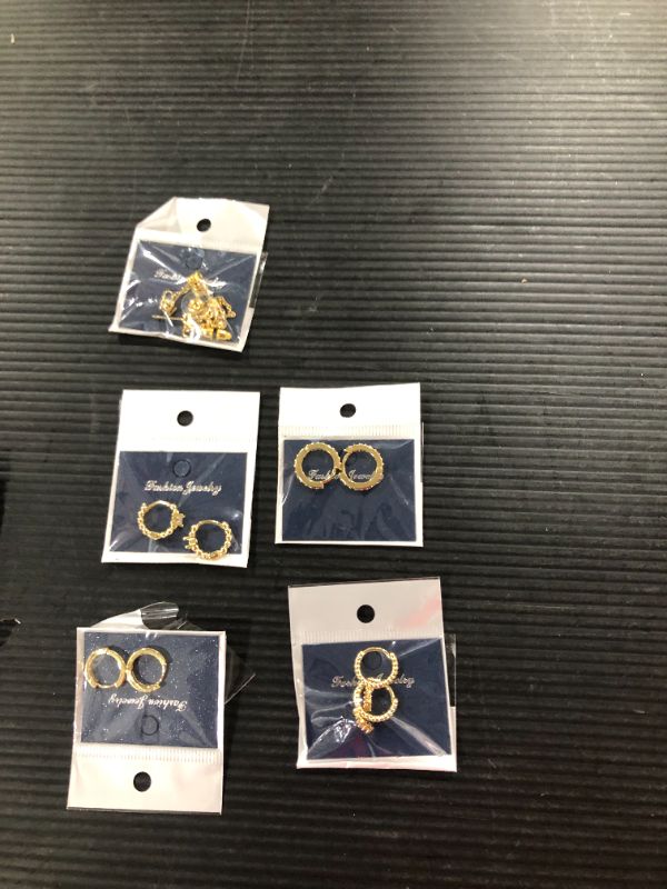 Photo 2 of 5 Pairs Gold Silver Huggies Hoop Earrings Set for Women Girls Small Dangle Chain Hoop Earrings Jewelry for Gifts
