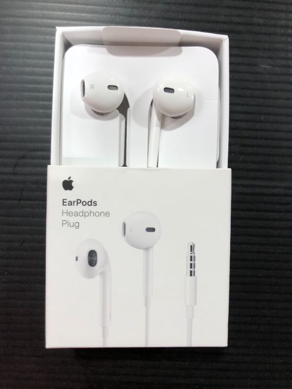 Photo 2 of Apple EarPods with 3.5mm Headphone Plug - White
