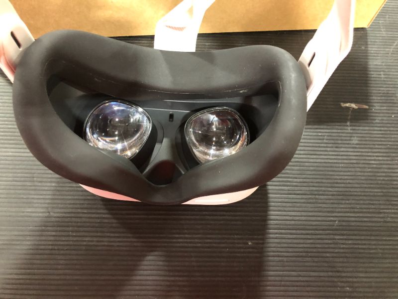 Photo 8 of Meta Quest 2 (Oculus) - Advanced All-in-One Virtual Reality Headset - 128GB
