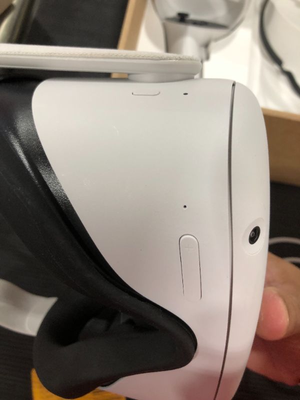 Photo 7 of Meta Quest 2 (Oculus) - Advanced All-in-One Virtual Reality Headset - 128GB
