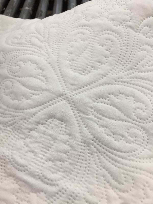 Photo 1 of AmazonBasics Queen Size Comforter w/ 2 Pillow Cases, White.