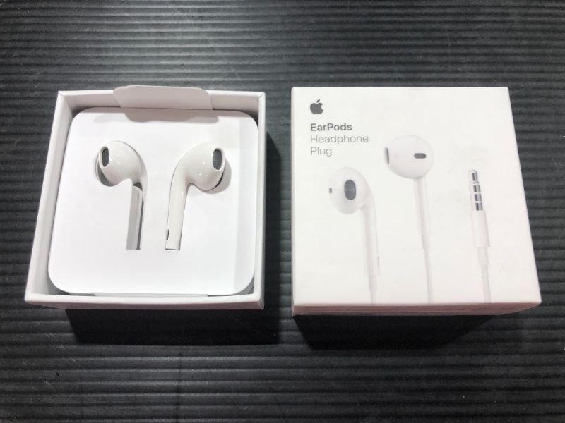 Photo 2 of Apple EarPods with 3.5mm Headphone Plug - White
