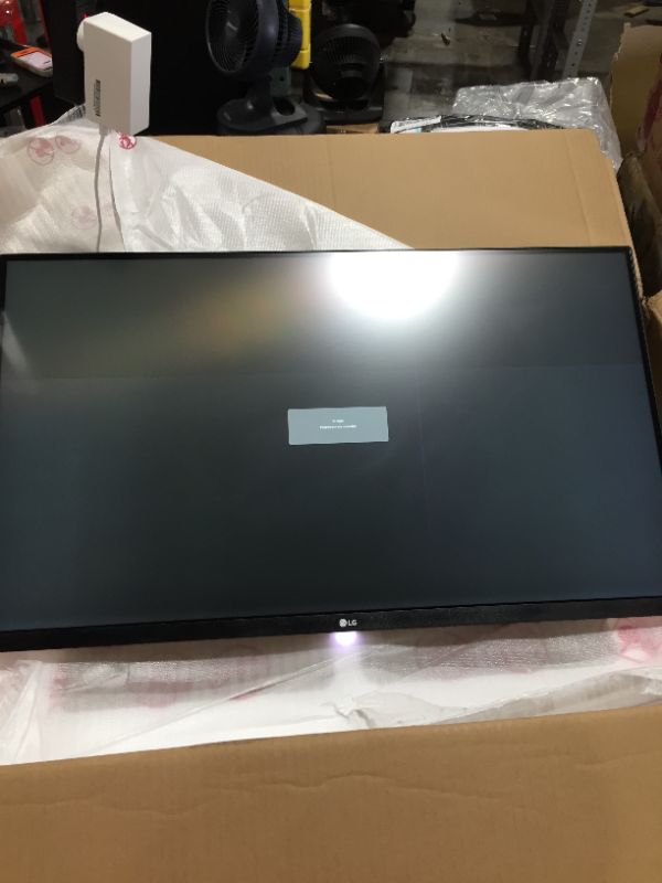 Photo 2 of LG - 32” UHD HDR Monitor with FreeSync - White
