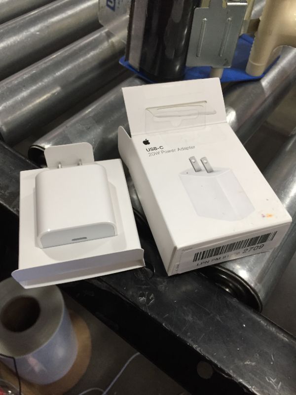 Photo 2 of Apple 20W USB-C Power Adapter
