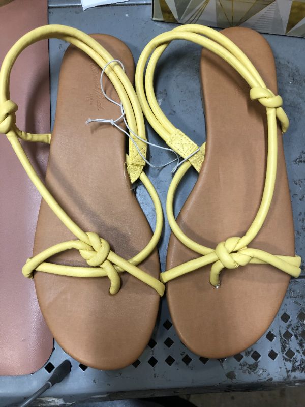 Photo 1 of AREZZO Women's Carolyn Flat Sandal SIZE 8
