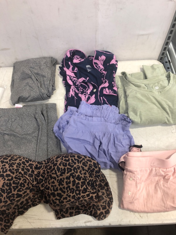 Photo 1 of 7 PCS CLOTHING BUNDLE
(L,L,L,L,M,M,M)