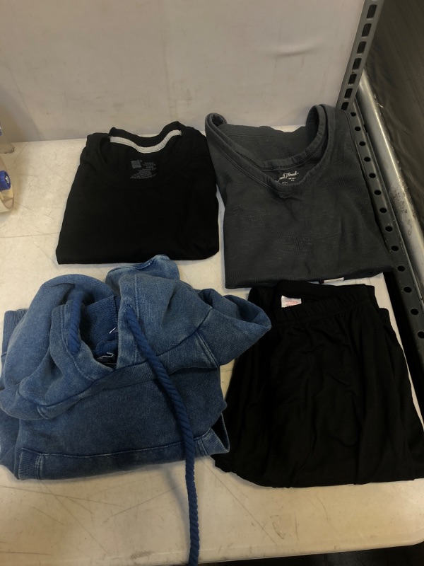 Photo 1 of 4 PCS CLOTHING BUNDLE 
(XS,X,M,XXL)