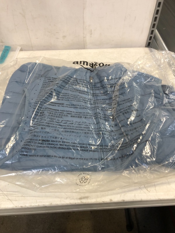 Photo 2 of Amazon Essentials Men's Lightweight Water-Resistant Packable Puffer Vest LARGE
