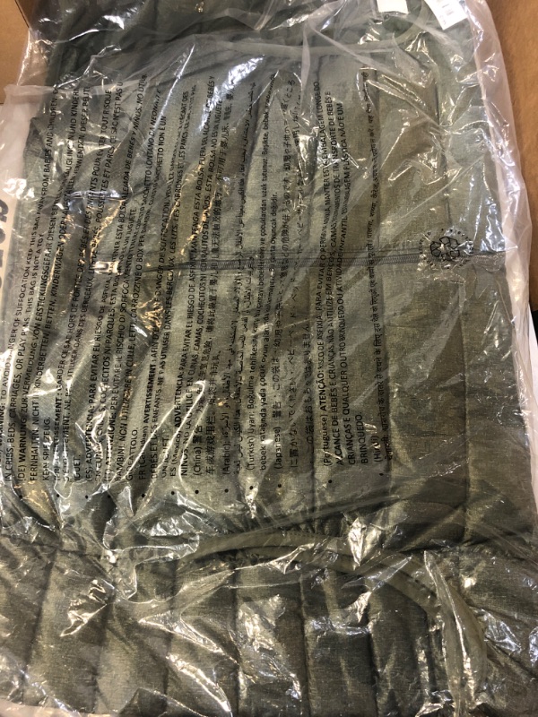 Photo 1 of Amazon Essentials Men's Lightweight Water-Resistant Packable Puffer Vest  SIZE L -- FACTORY SEALED --
