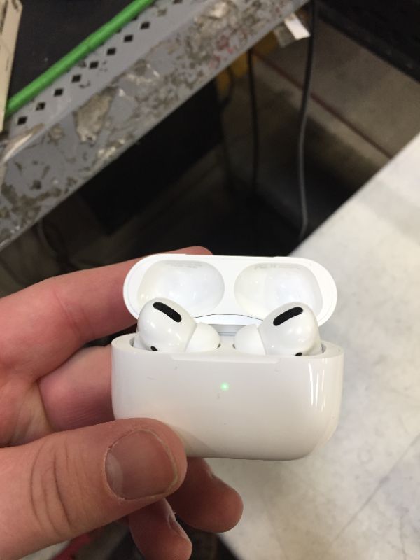 Photo 2 of AirPods Pro (2nd generation)
