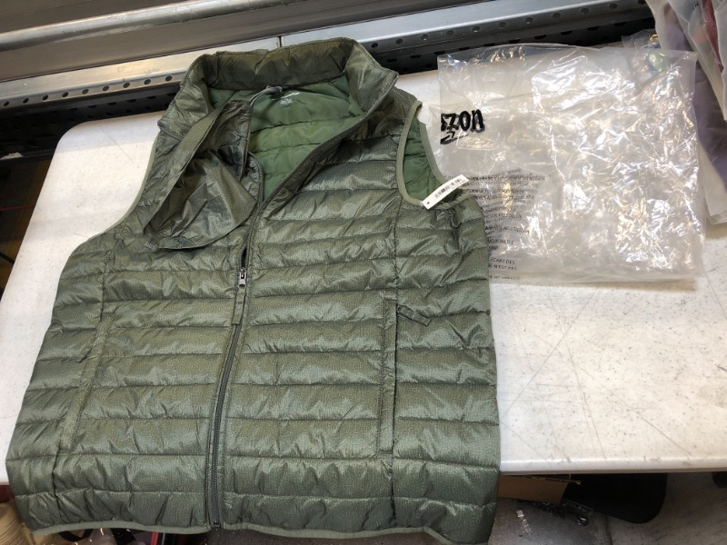 Photo 2 of Amazon Essentials Men's Lightweight Water-Resistant Packable Puffer Vest - LRG
