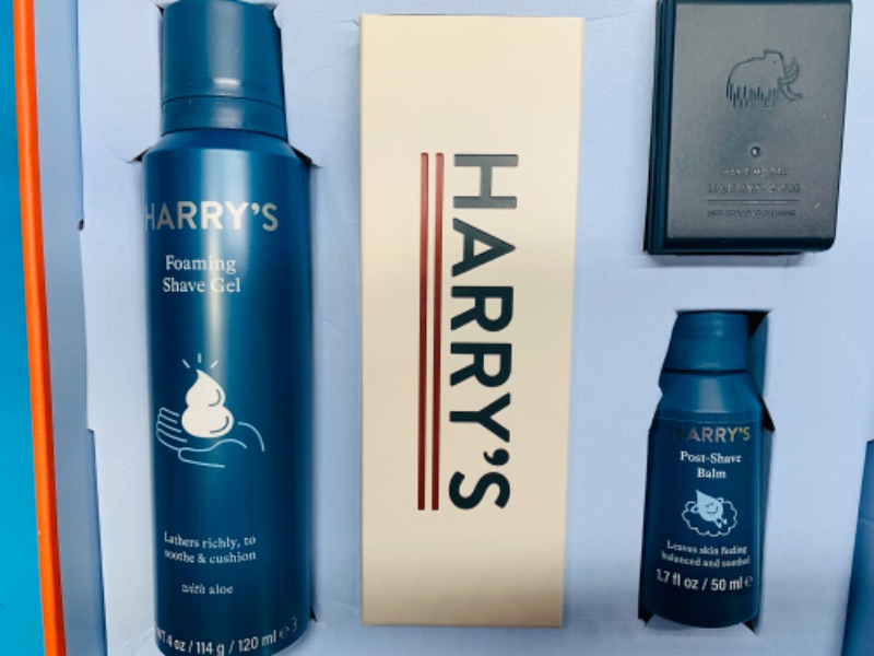 Photo 3 of 636462… Harry’s shave set includes razor handle, 3 blade cartridges, gel and balm