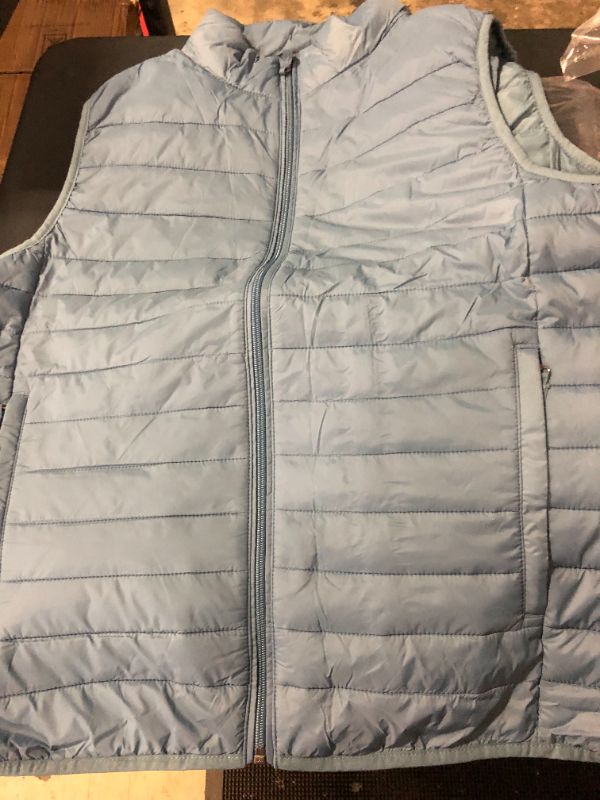 Photo 1 of Amazon Essentials Men's Lightweight Water-Resistant Packable Puffer Vest
size M,  ash blue