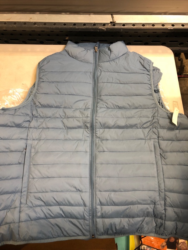 Photo 2 of Amazon Essentials Men's Lightweight Water-Resistant Packable Puffer Vest SIZE XL .
USE STOCK PHOTO AS REFERENCE
