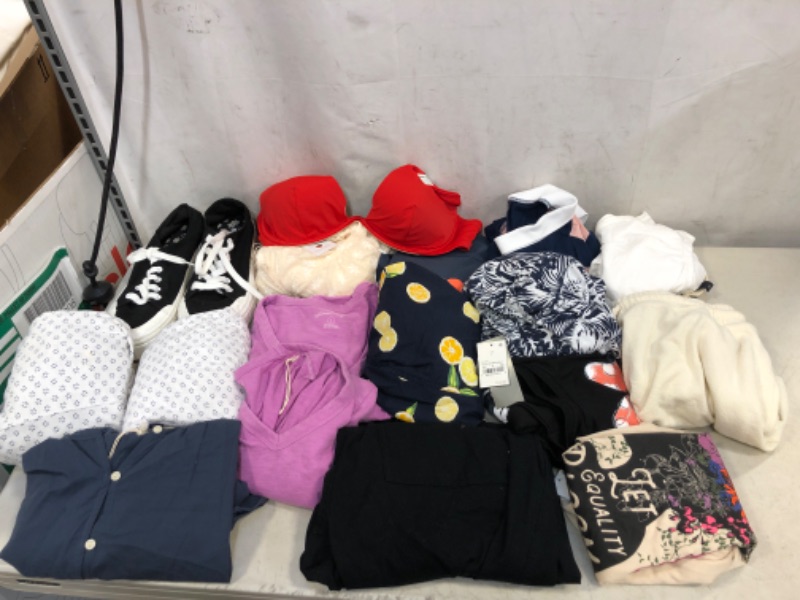 Photo 1 of BAG LOT OF CLOTHING ITEMS SIZES VARY FROM LARGE TO XXL ITEMS COME AS IS