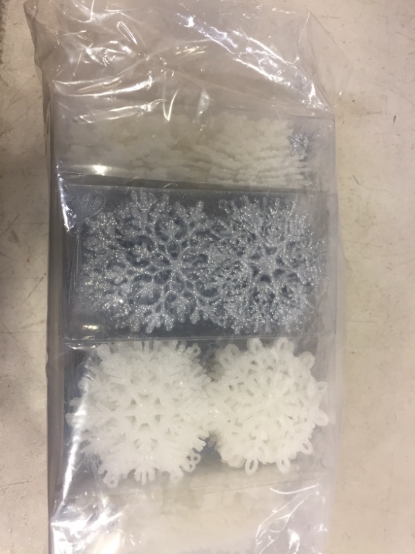 Photo 1 of 36pcs White Glitter Snowflake Ornaments Christmas Tree Decorations, 4 Inch Plastic Snowflake Hanging Decorations Christmas Tree Ornaments for Winter Wonderland Holiday Party 6pks