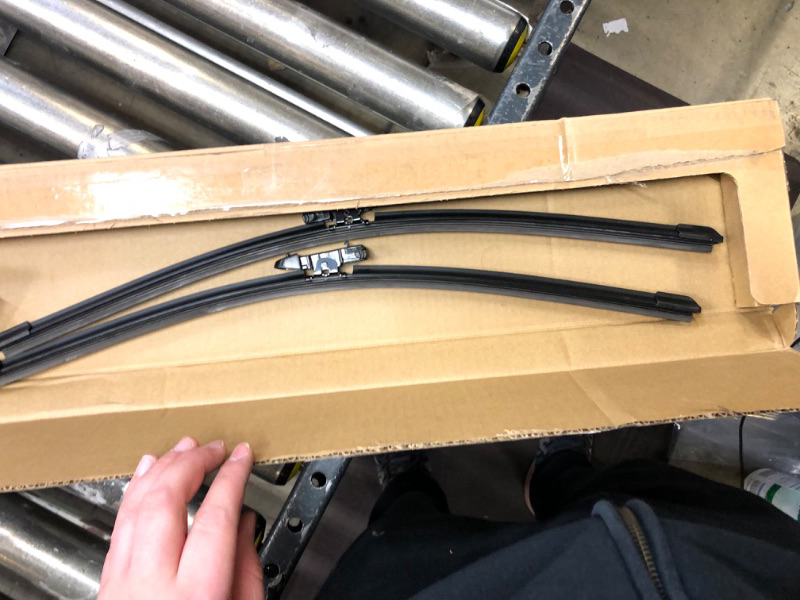 Photo 2 of AmazonBasics - Windshield Wiper Blades (Set of 2) - 22" / 22" Pinch Tab Pinch Tab 22" / 22"