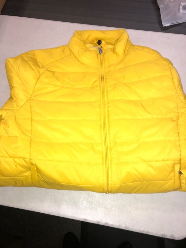 Photo 2 of Amazon Essentials Men's Packable Lightweight Water-Resistant Puffer Jacket, SIZE SMALL (tear in sweater)