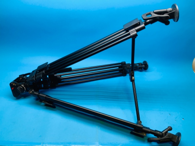 Photo 1 of 665206…  professional Neewer adjustable height video tripod with leveler  and carry bag 