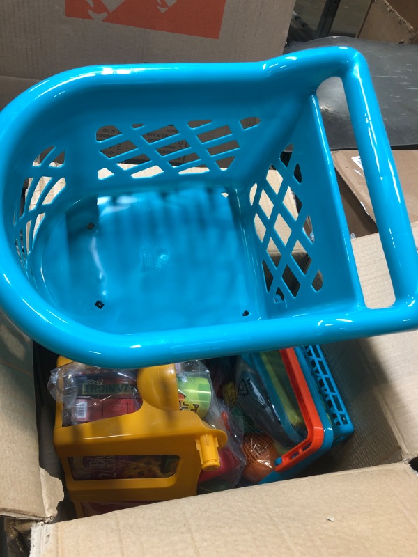 Photo 2 of Battat - Toy Shopping Cart with Basket, Pretend Play Food, & 2 Cutting Boards for Kids 3 Years + (60Pc) Grocery Cart & Farmer's Market Basket