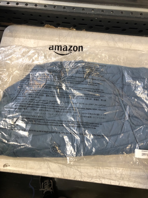 Photo 1 of Amazon Essentials Men's Lightweight Water-Resistant Packable Puffer Vest L
