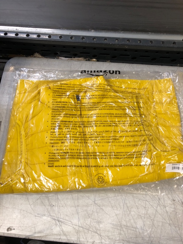 Photo 2 of Amazon Essentials Men's Lightweight Water-Resistant Packable Puffer Vest M