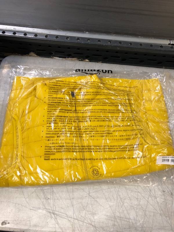 Photo 2 of Amazon Essentials Men's Lightweight Water-Resistant Packable Puffer Vest M

