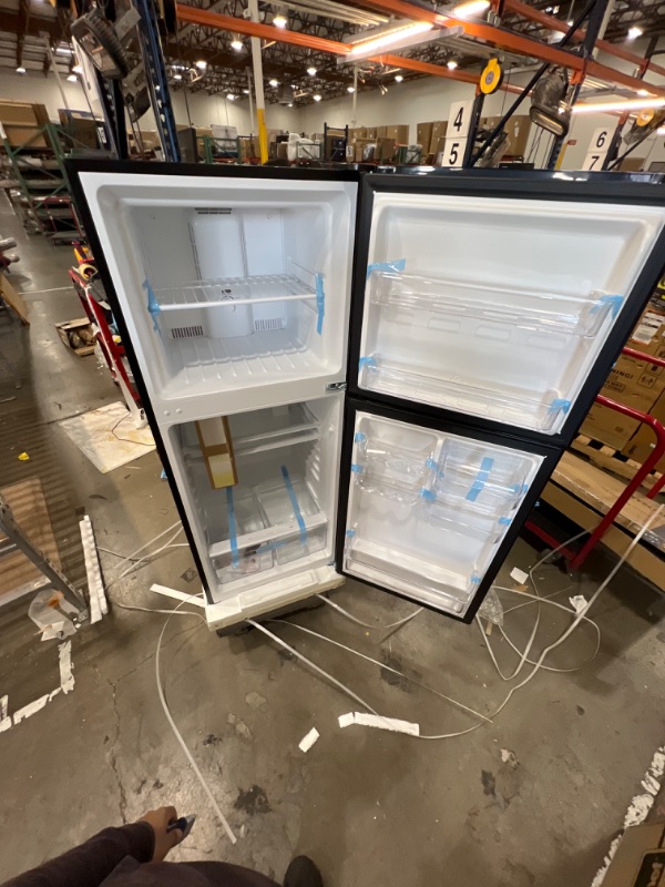 Photo 1 of Magic Chef HMDR1000BE Top Freezer Refrigerator in Black 10.1 cu. ft.