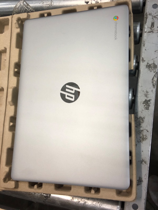 Photo 3 of HP 15.6" Chromebook Intel Pentium Silver 8GB Memory 64GB eMMC Mineral Silver Alpacatec microSD IntelPentiumN200|8GB RAM|64GB Storage