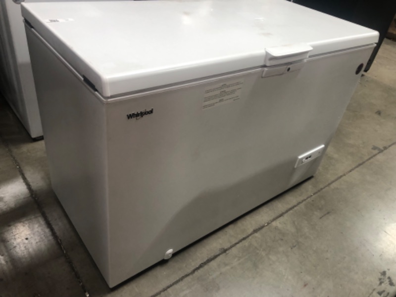 Photo 3 of COSMETIC DAMAGES Whirlpool Garage-Ready 16-cu ft Manual Defrost Chest Freezer with Temperature Alarm (White)
