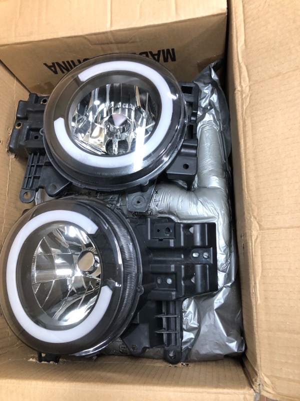 Photo 2 of *USED* PARTS ONLY* DNA Motoring HL-LB-FJC07-BK-CL1 Black Headlights With LED DRL+Sequential Turn Signal Compatible with 07-14 FJ Cruiser