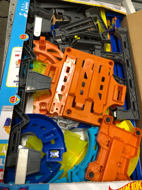 Photo 1 of Hot Wheels Track Builder Vertical Launch Set 50 Inches High 3 Stunt Configurations Ages 6 to 10 3M Command Strips [Amazon Exclusive] Vertical Launch Kit