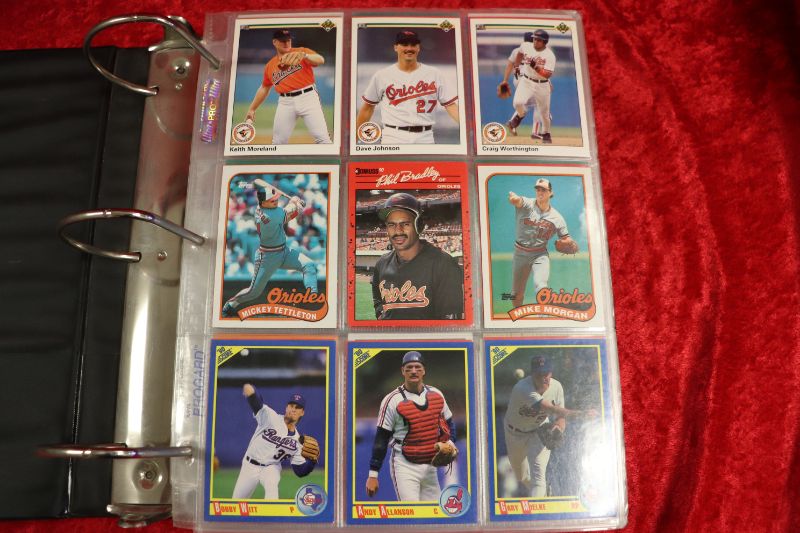 Photo 1 of Over 400 Baseball cards in binder (few stars)