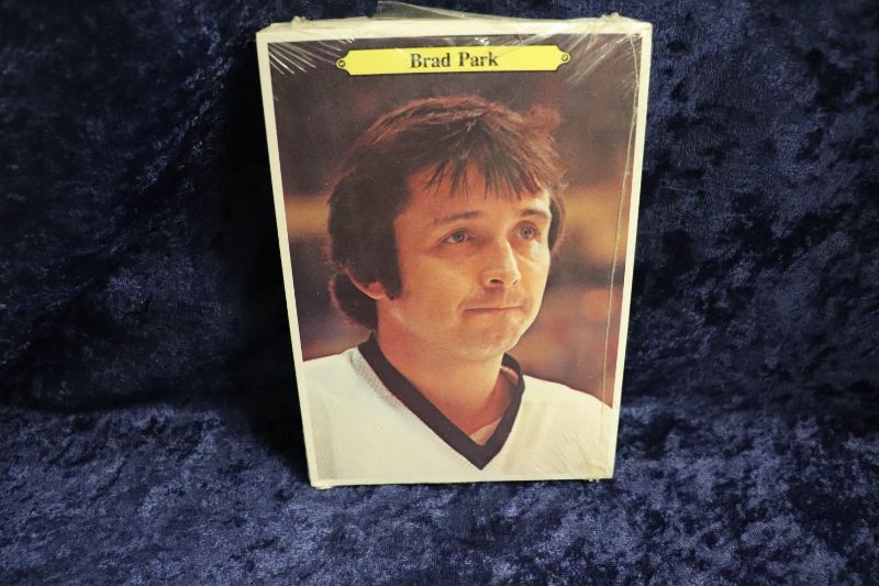 Photo 1 of 1981 OPC 5x7 NHL 30 card set (Sealed) Gretzky (RARE)