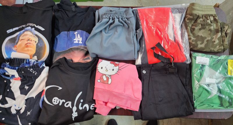 Photo 1 of BOX LOT OF 10 CLOTHING ITEMS ** FINAL SALE NO RETURN**CAJA CON VARIOS PRODUCTO DE ROPA **NO SE ACEPTAN DEVOLUCIONES**
YOU WILL GET A BOX WITH 10 ASSORTED ITEMS, **LA CAJA TRAE 10 PRODUCTOS SURTIDOS ** MEN, WOMEN AND KIDS CLOTHING**ROPA DE HOMBRE, MUJER Y 