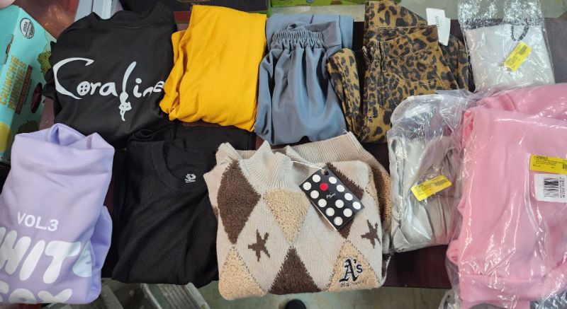 Photo 1 of BOX LOT OF 10 CLOTHING ITEMS ** FINAL SALE NO RETURN**CAJA CON VARIOS PRODUCTO DE ROPA **NO SE ACEPTAN DEVOLUCIONES**
YOU WILL GET A BOX WITH 10 ASSORTED ITEMS, **LA CAJA TRAE 10 PRODUCTOS SURTIDOS ** MEN, WOMEN AND KIDS CLOTHING**ROPA DE HOMBRE, MUJER Y 