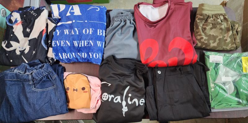 Photo 1 of BOX LOT OF 10 CLOTHING ITEMS ** FINAL SALE NO RETURN**CAJA CON VARIOS PRODUCTO DE ROPA **NO SE ACEPTAN DEVOLUCIONES**
YOU WILL GET A BOX WITH 10 ASSORTED ITEMS, **LA CAJA TRAE 10 PRODUCTOS SURTIDOS ** MEN, WOMEN AND KIDS CLOTHING**ROPA DE HOMBRE, MUJER Y 