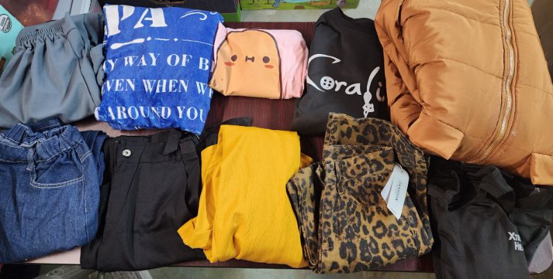 Photo 1 of BOX LOT OF 10 CLOTHING ITEMS ** FINAL SALE NO RETURN**CAJA CON VARIOS PRODUCTO DE ROPA **NO SE ACEPTAN DEVOLUCIONES**
YOU WILL GET A BOX WITH 10 ASSORTED ITEMS, **LA CAJA TRAE 10 PRODUCTOS SURTIDOS ** MEN, WOMEN AND KIDS CLOTHING**ROPA DE HOMBRE, MUJER Y 