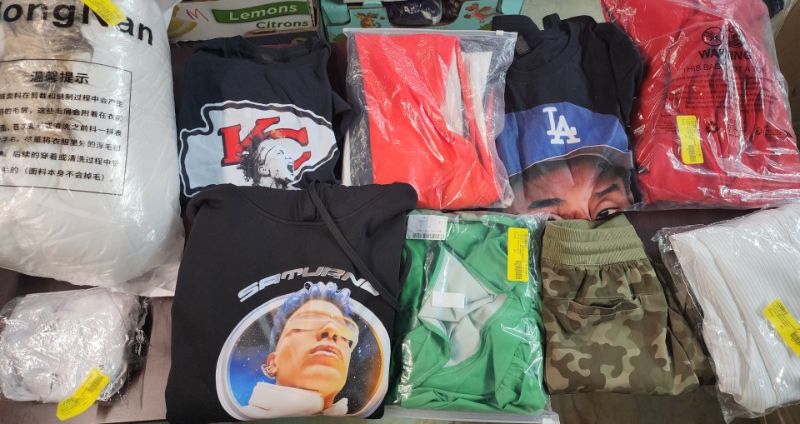 Photo 1 of BOX LOT OF 10 CLOTHING ITEMS ** FINAL SALE NO RETURN**CAJA CON VARIOS PRODUCTO DE ROPA **NO SE ACEPTAN DEVOLUCIONES**
YOU WILL GET A BOX WITH 10 ASSORTED ITEMS, **LA CAJA TRAE 10 PRODUCTOS SURTIDOS ** MEN, WOMEN AND KIDS CLOTHING**ROPA DE HOMBRE, MUJER Y 