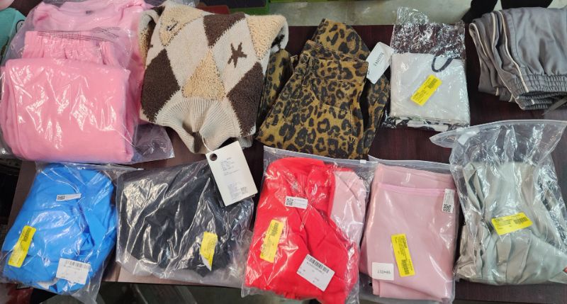 Photo 1 of BOX LOT OF 10 CLOTHING ITEMS ** FINAL SALE NO RETURN**CAJA CON VARIOS PRODUCTO DE ROPA **NO SE ACEPTAN DEVOLUCIONES**
YOU WILL GET A BOX WITH 10 ASSORTED ITEMS, **LA CAJA TRAE 10 PRODUCTOS SURTIDOS ** MEN, WOMEN AND KIDS CLOTHING**ROPA DE HOMBRE, MUJER Y 