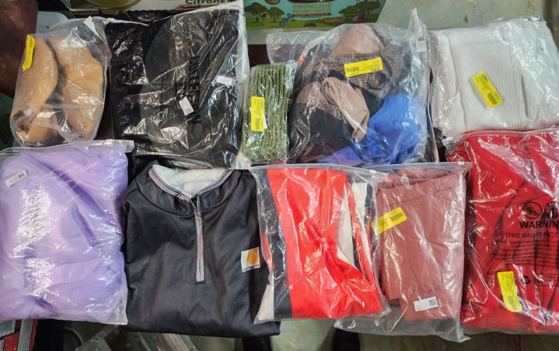 Photo 1 of BOX LOT OF 10 CLOTHING ITEMS ** FINAL SALE NO RETURN**CAJA CON VARIOS PRODUCTO DE ROPA **NO SE ACEPTAN DEVOLUCIONES**
YOU WILL GET A BOX WITH 10 ASSORTED ITEMS, **LA CAJA TRAE 10 PRODUCTOS SURTIDOS ** MEN, WOMEN AND KIDS CLOTHING**ROPA DE HOMBRE, MUJER Y 