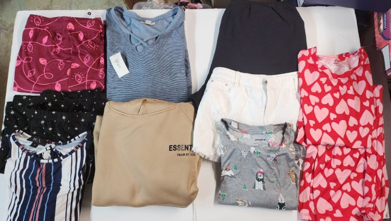 Photo 1 of BOX LOT OF 10 CLOTHING ITEMS ** FINAL SALE NO RETURN**CAJA CON VARIOS PRODUCTO DE ROPA **NO SE ACEPTAN DEVOLUCIONES** YOU WILL GET A BOX WITH 10 ASSORTED ITEMS, **LA CAJA TRAE 10 PRODUCTOS SURTIDOS ** MEN, WOMEN AND KIDS CLOTHING**ROPA DE HOMBRE, MUJER 

