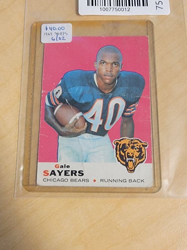 Photo 1 of 1969 GALE SAYERS TOPPS CARD - HAS CREASE DOWN THE MIDDLE