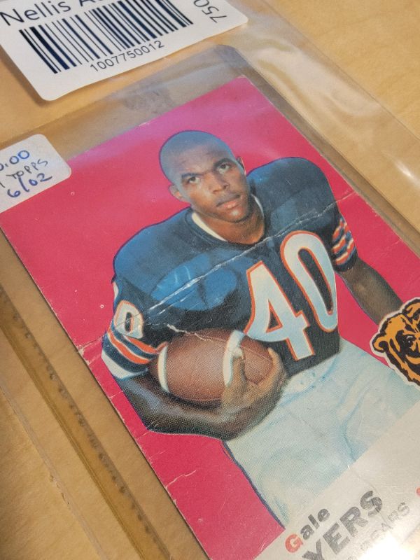 Photo 2 of 1969 GALE SAYERS TOPPS CARD - HAS CREASE DOWN THE MIDDLE