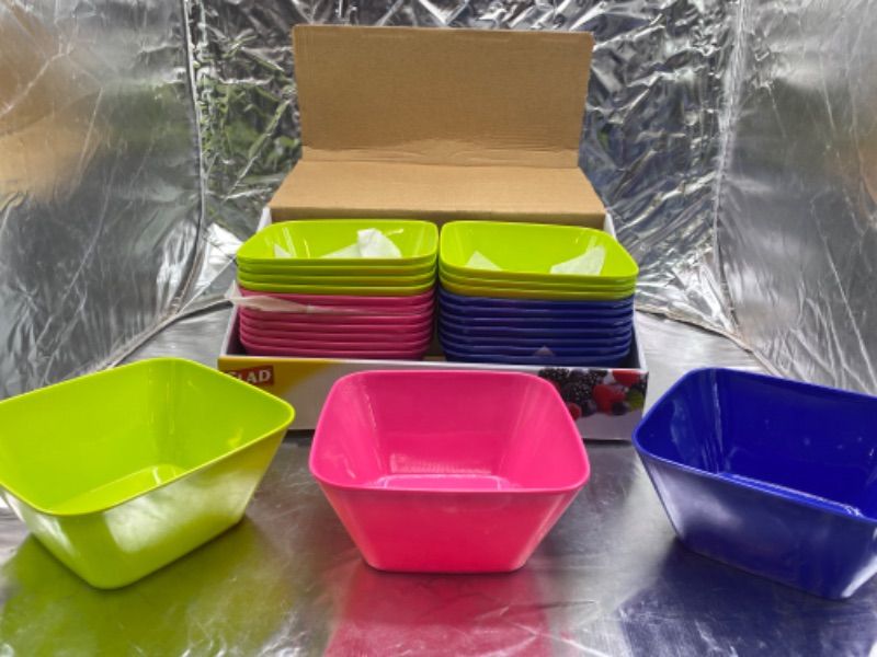 Photo 1 of  GLAD ASSORTED COLORS 24 PACK SQUARE BOWLS , 6 IN (15.2CM)