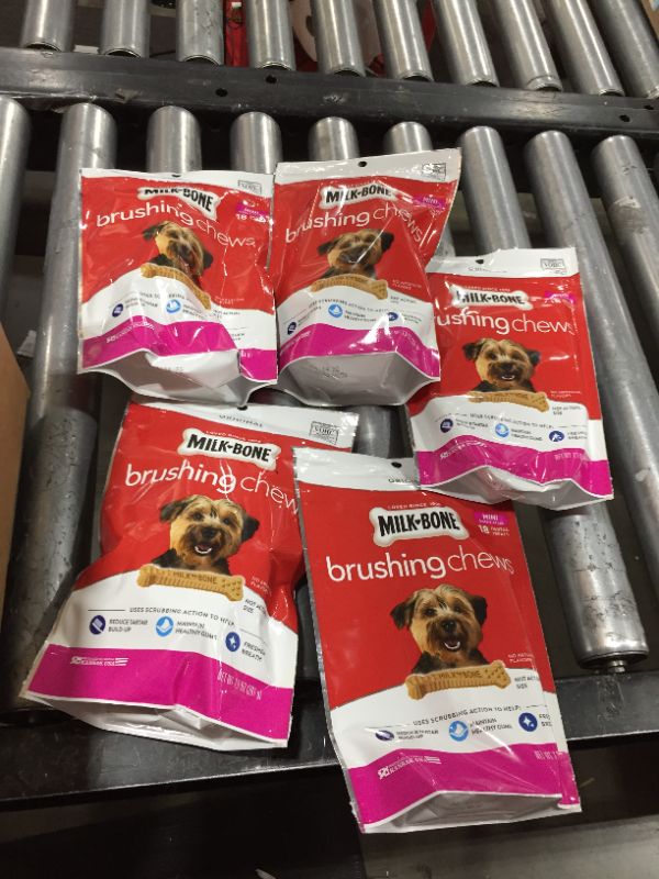Photo 1 of 18 Count (Pack of 5) Milk-Bone Original Brushing Chews Daily Dental Dog Treats BB 04 14 2022