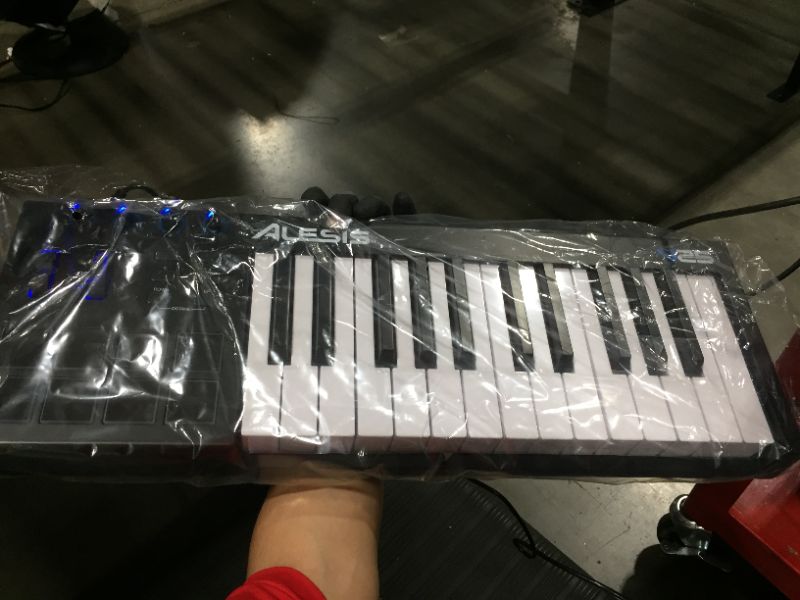 Photo 2 of Alesis V25 25-Key USB-MIDI Keyboard Controller
